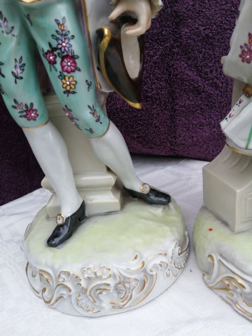 AN ANTIQUE PAIR OF LARGE CONTINENTAL PORCELAIN FIGURINES - ADDITIONAL PHOTO 7