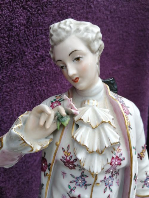 AN ANTIQUE PAIR OF LARGE CONTINENTAL PORCELAIN FIGURINES - ADDITIONAL PHOTO 9