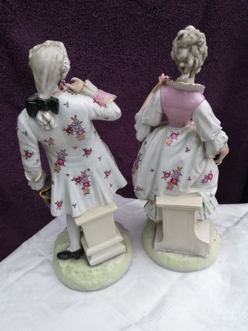 AN ANTIQUE PAIR OF LARGE CONTINENTAL PORCELAIN FIGURINES - ADDITIONAL PHOTO 11