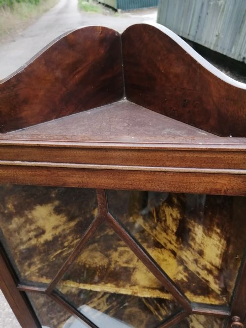 PRETTY EDWARDIAN SMALL CORNER CUPBOARD IN MAHOGANY - ADDITIONAL PHOTO 3