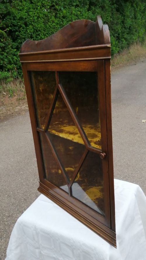 PRETTY EDWARDIAN SMALL CORNER CUPBOARD IN MAHOGANY - ADDITIONAL PHOTO 6