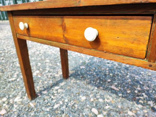 A VICTORIAN PINE KITCHEN TABLE - ADDITIONAL PHOTO 3