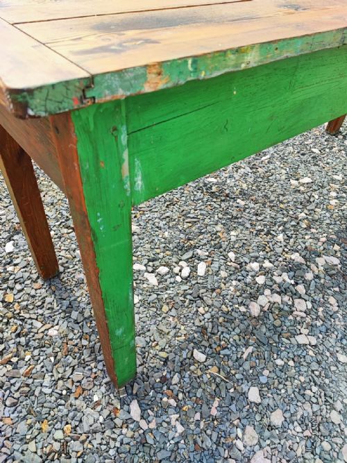 A VICTORIAN PINE KITCHEN TABLE - ADDITIONAL PHOTO 1