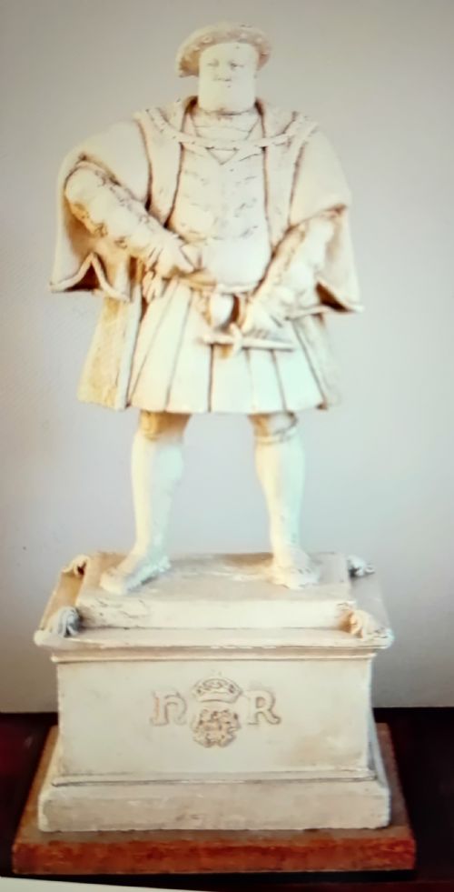 AN EDWARDIAN PLASTER STATUE OF HENRY THE EIGHTH - ADDITIONAL PHOTO 1