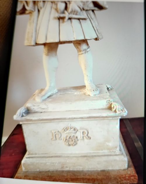 AN EDWARDIAN PLASTER STATUE OF HENRY THE EIGHTH - ADDITIONAL PHOTO 3