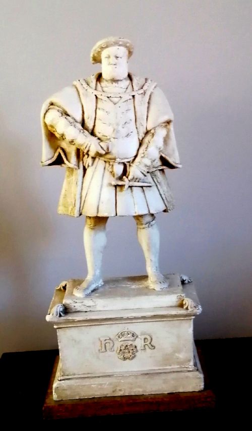 AN EDWARDIAN PLASTER STATUE OF HENRY THE EIGHTH - ADDITIONAL PHOTO 2