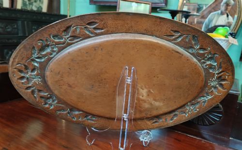 A BEAUTIFUL ARTS AND CRAFTS OVAL COPPER TRAY - ADDITIONAL PHOTO 1