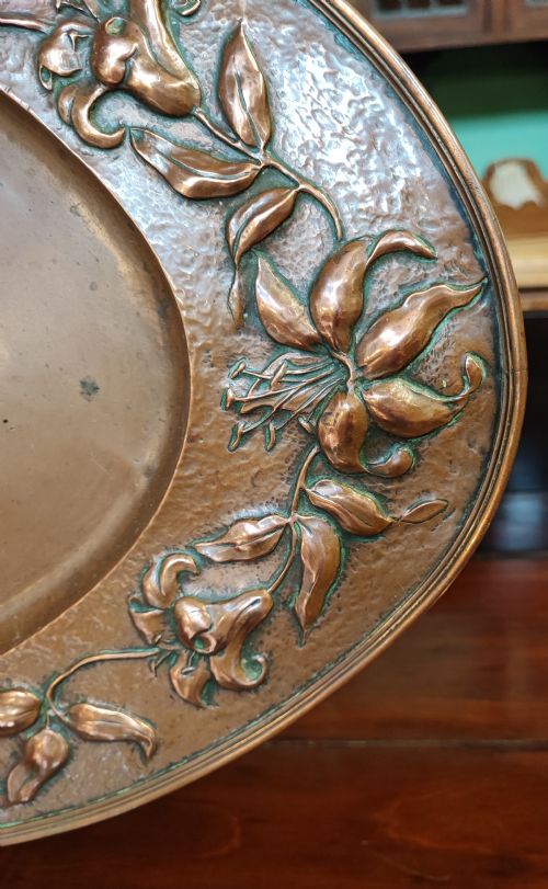 A BEAUTIFUL ARTS AND CRAFTS OVAL COPPER TRAY - ADDITIONAL PHOTO 3