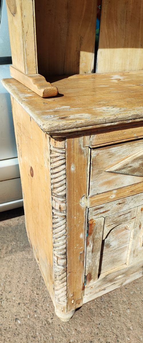 ANTIQUE RUSTIC SMALL PINE AND ELM DRESSER - ADDITIONAL PHOTO 5