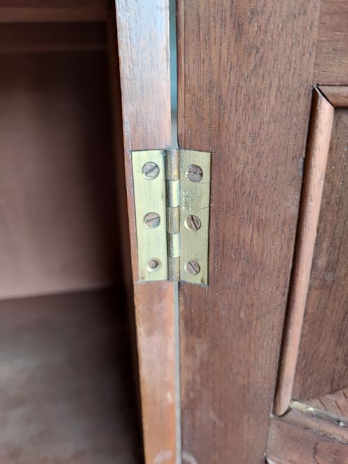 AN EDWARDIAN WALNUT BEDSIDE CABINET - ADDITIONAL PHOTO 5