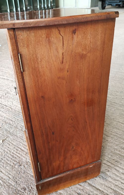 AN EDWARDIAN WALNUT BEDSIDE CABINET - ADDITIONAL PHOTO 6