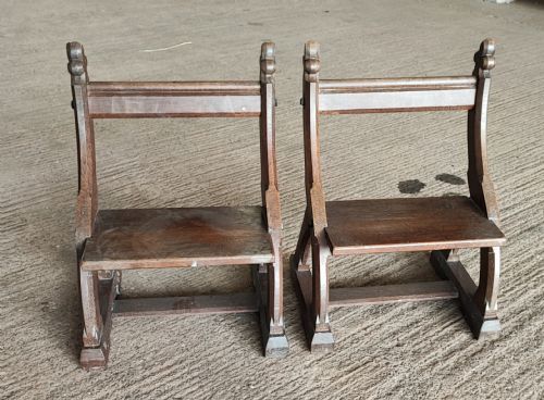 ANTIQUE PAIR OF OAK BENCHES IN THE GOTHIC STYLE - ADDITIONAL PHOTO 1