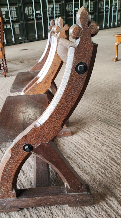 ANTIQUE PAIR OF OAK BENCHES IN THE GOTHIC STYLE - ADDITIONAL PHOTO 4