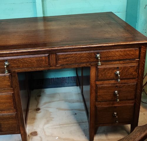 ANTIQUE EDWARDIAN OAK PEDESTAL DESK - ADDITIONAL PHOTO 3