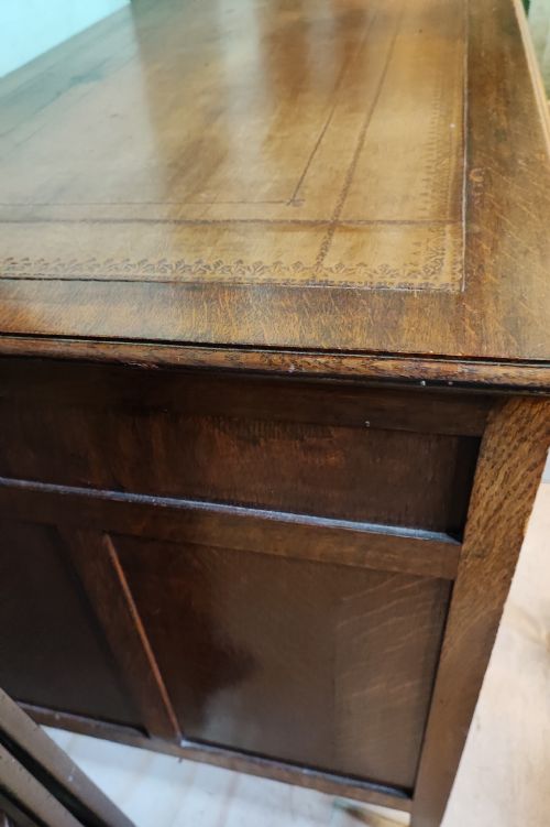 ANTIQUE EDWARDIAN OAK PEDESTAL DESK - ADDITIONAL PHOTO 4