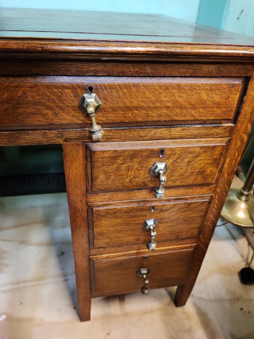 ANTIQUE EDWARDIAN OAK PEDESTAL DESK - ADDITIONAL PHOTO 7