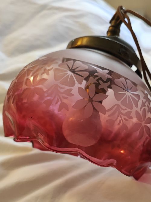 A VERY PRETTY VICTORIAN CRANBERRY HANGING GLASS LIGHT FITTING - ADDITIONAL PHOTO 2