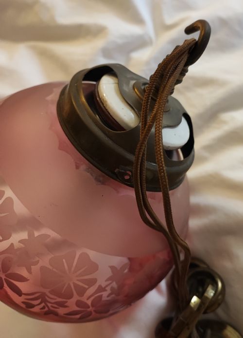 A VERY PRETTY VICTORIAN CRANBERRY HANGING GLASS LIGHT FITTING - ADDITIONAL PHOTO 3