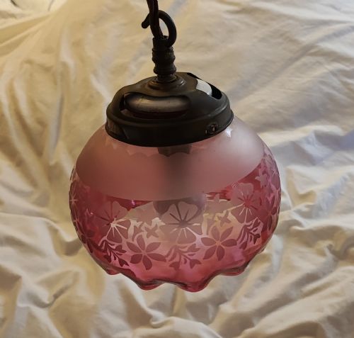 A VERY PRETTY VICTORIAN CRANBERRY HANGING GLASS LIGHT FITTING - ADDITIONAL PHOTO 4