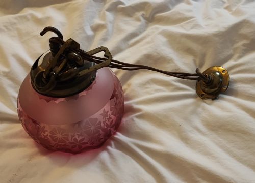 A VERY PRETTY VICTORIAN CRANBERRY HANGING GLASS LIGHT FITTING - ADDITIONAL PHOTO 5