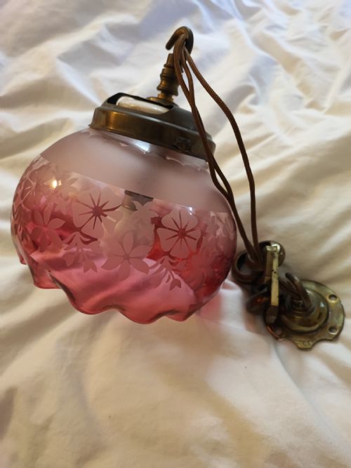 A VERY PRETTY VICTORIAN CRANBERRY HANGING GLASS LIGHT FITTING - ADDITIONAL PHOTO 9