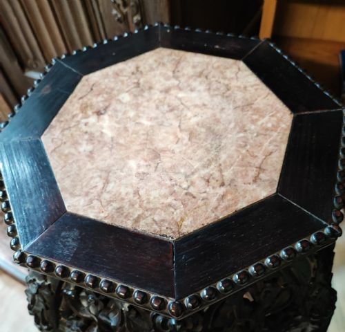 A 19C TALL QING DYNASTY HARDWOOD STAND WITH ROUGE MARBLE INSERT - ADDITIONAL PHOTO 1