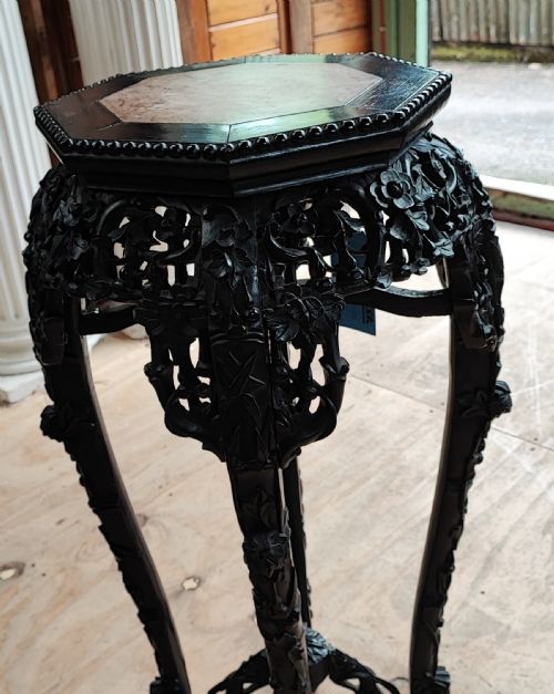 A 19C TALL QING DYNASTY HARDWOOD STAND WITH ROUGE MARBLE INSERT - ADDITIONAL PHOTO 4