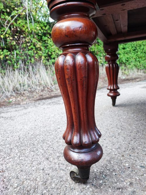A FINE WILLIAM 1V MAHOGANY EXTENDING DINING TABLE WITH 2 LEAVES AND LEAF HOLDER - ADDITIONAL PHOTO 1