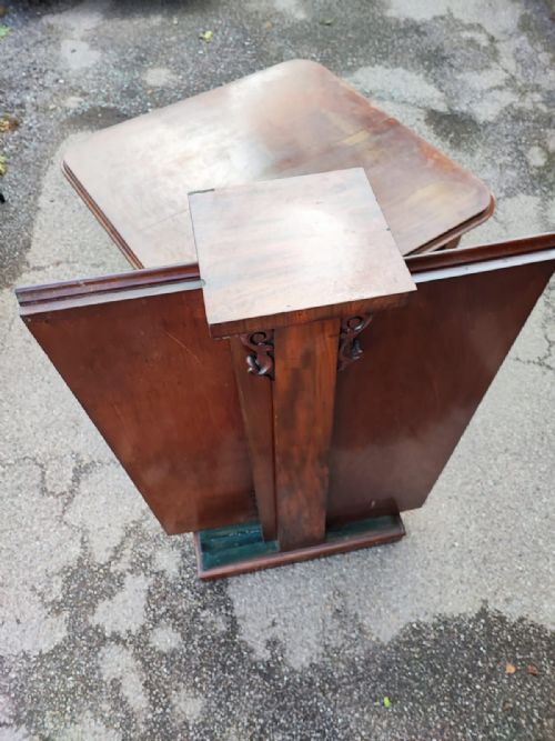 A FINE WILLIAM 1V MAHOGANY EXTENDING DINING TABLE WITH 2 LEAVES AND LEAF HOLDER - ADDITIONAL PHOTO 2