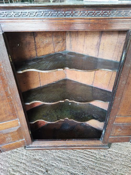A LARGE HANGING OAK GEORGIAN CORNER CABINET - ADDITIONAL PHOTO 1