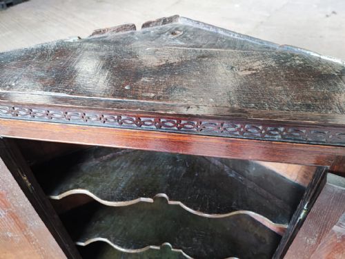 A LARGE HANGING OAK GEORGIAN CORNER CABINET - ADDITIONAL PHOTO 2