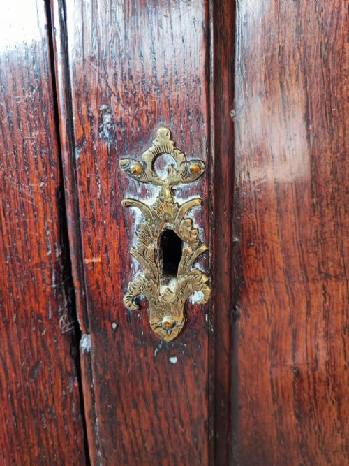 A LARGE HANGING OAK GEORGIAN CORNER CABINET - ADDITIONAL PHOTO 3