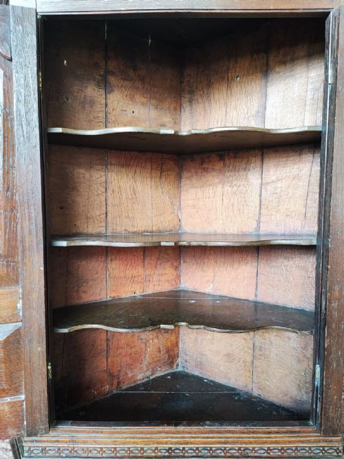 A LARGE HANGING OAK GEORGIAN CORNER CABINET - ADDITIONAL PHOTO 6