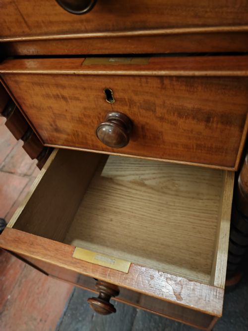 A FINE VICTORIAN MAHOGANY KNEEHOLE DESK OR DRESSING TABLE - ADDITIONAL PHOTO 1