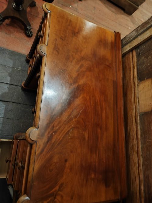 A FINE VICTORIAN MAHOGANY KNEEHOLE DESK OR DRESSING TABLE - ADDITIONAL PHOTO 3
