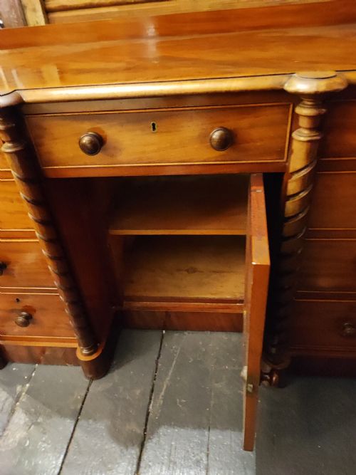 A FINE VICTORIAN MAHOGANY KNEEHOLE DESK OR DRESSING TABLE - ADDITIONAL PHOTO 4