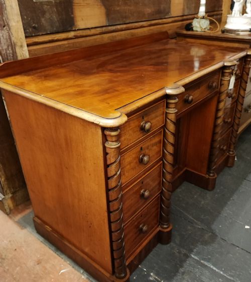 A FINE VICTORIAN MAHOGANY KNEEHOLE DESK OR DRESSING TABLE - ADDITIONAL PHOTO 6