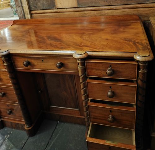 A FINE VICTORIAN MAHOGANY KNEEHOLE DESK OR DRESSING TABLE - ADDITIONAL PHOTO 8