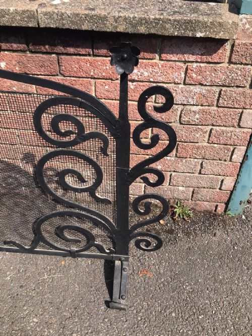 ANTIQUE LARGE WROUGHT IRON COUNTRY HOUSE FIRE GUARD - ADDITIONAL PHOTO 4