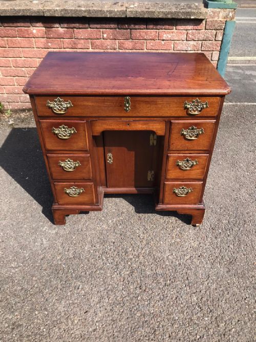 a good georgian mahogany kneehole desk - CATEGORY: ANTIQUE DESKS - DATED GEORGIAN