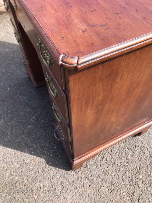A GOOD GEORGIAN MAHOGANY KNEEHOLE DESK - ADDITIONAL PHOTO 1