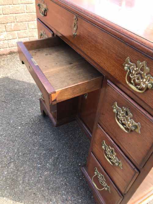A GOOD GEORGIAN MAHOGANY KNEEHOLE DESK - ADDITIONAL PHOTO 3