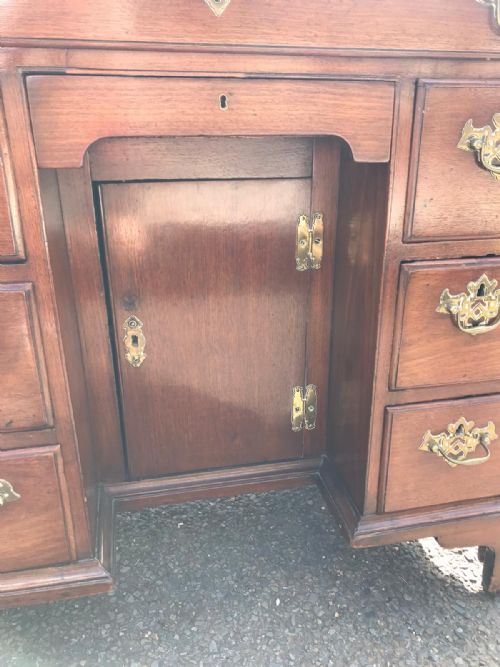 A GOOD GEORGIAN MAHOGANY KNEEHOLE DESK - ADDITIONAL PHOTO 4