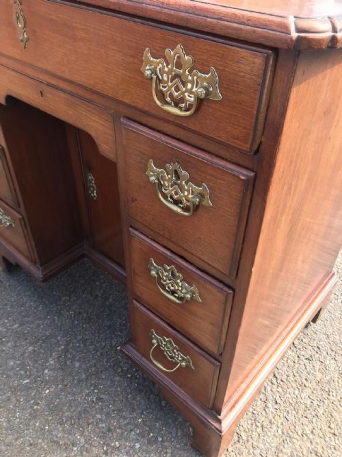 A GOOD GEORGIAN MAHOGANY KNEEHOLE DESK - ADDITIONAL PHOTO 5