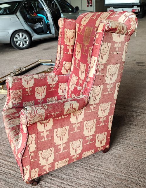AN ARTS AND CRAFTS WING ARM CHAIR WITH ORIGINAL UPHOLSTERY - ADDITIONAL PHOTO 5