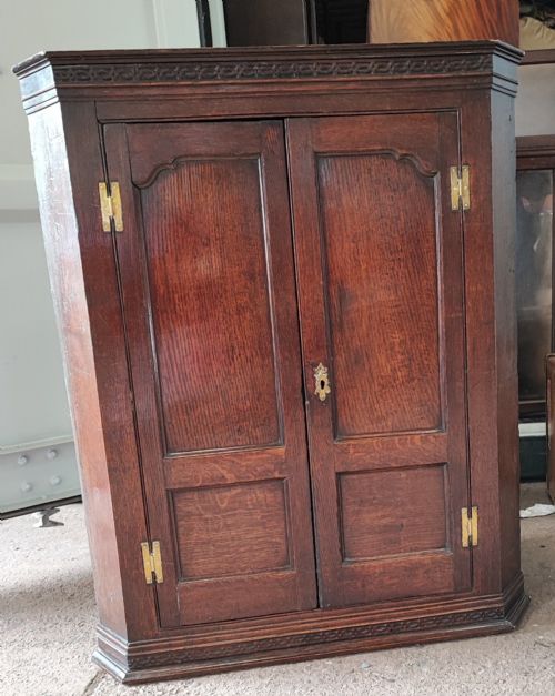 a large hanging oak georgian corner cabinet - CATEGORY: ANTIQUE CUPBOARDS - DATED GEORGIAN