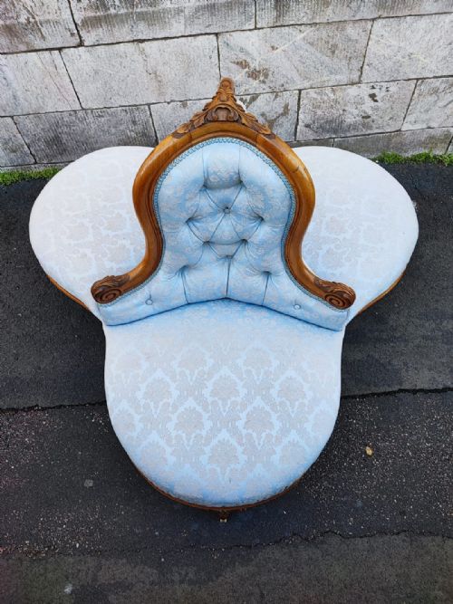 quality victorian walnut conversation seat sofa - CATEGORY: ANTIQUE SOFAS - DATED VICTORIAN