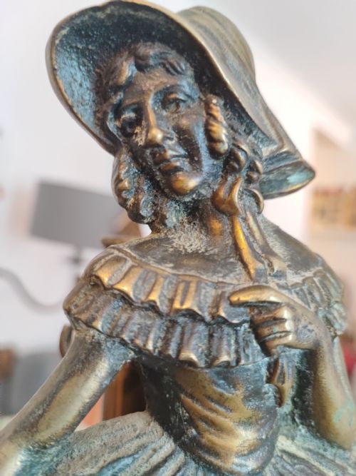A CHARMING EDWARDIAN BRASS FIRE PLACE SET - ADDITIONAL PHOTO 2