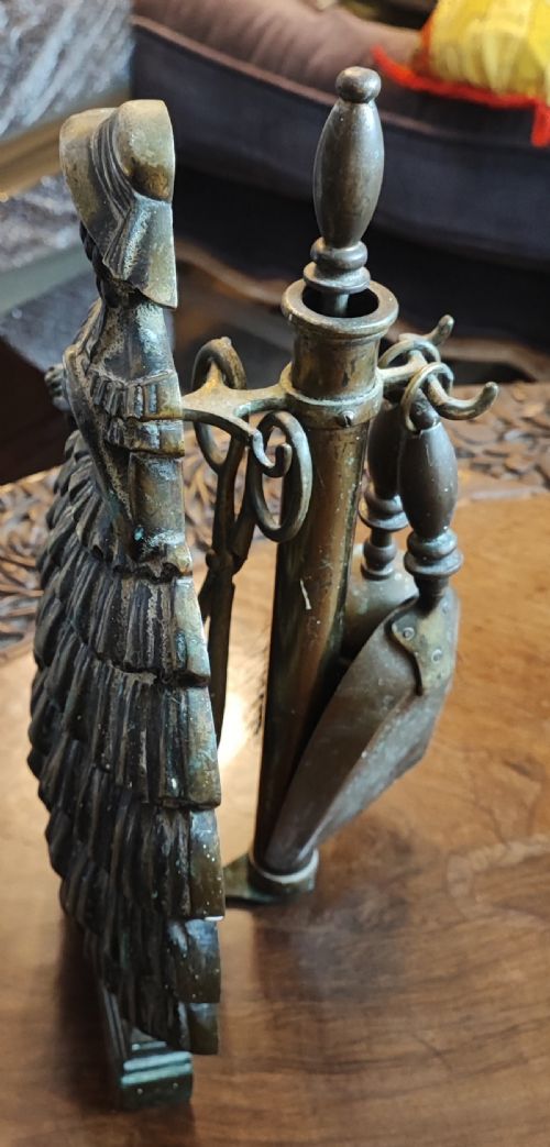 A CHARMING EDWARDIAN BRASS FIRE PLACE SET - ADDITIONAL PHOTO 4