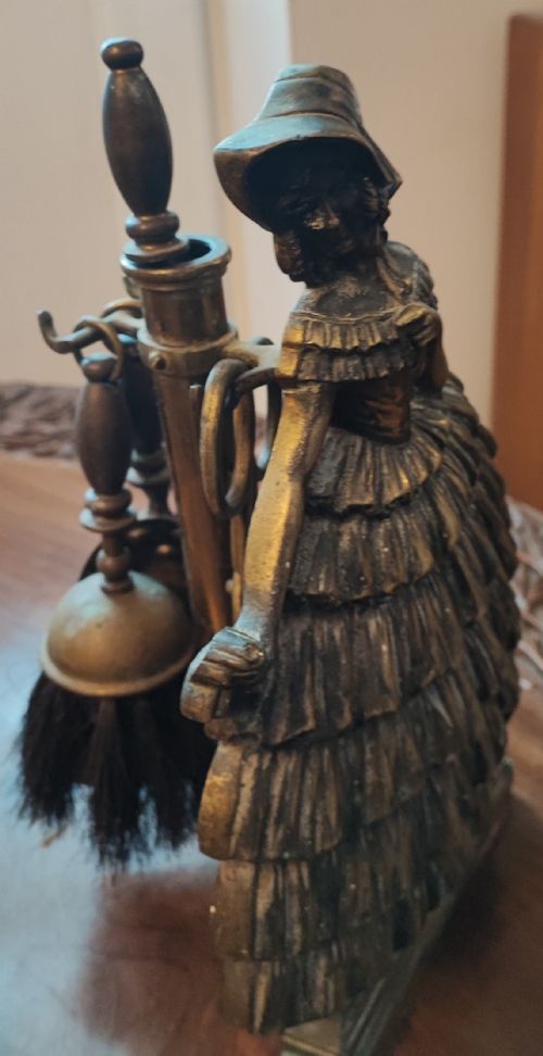 A CHARMING EDWARDIAN BRASS FIRE PLACE SET - ADDITIONAL PHOTO 5